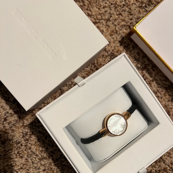 Michael Kors access Acticity Tracker - Picture 2 of 6